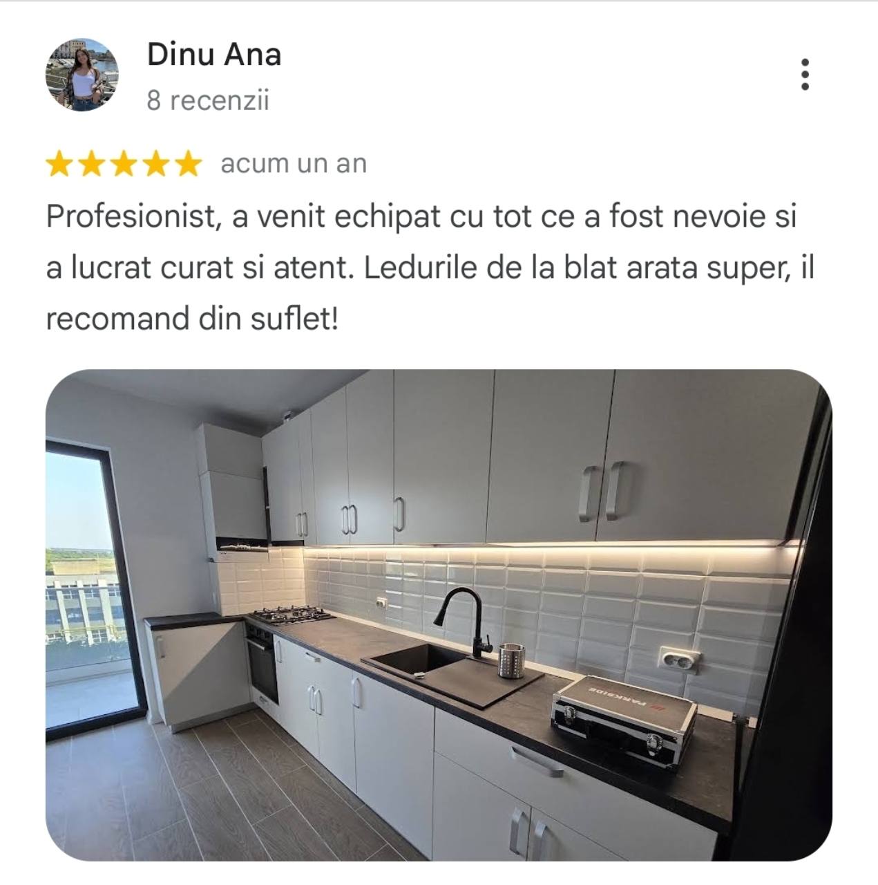 Iluminat LED montat sub dulapurile unei bucătării